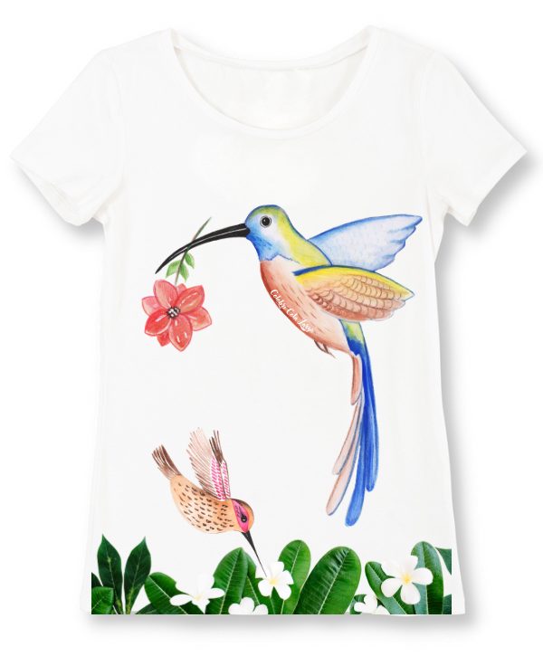 Nuestra camiseta colibrí cola larga de la colección de Jardín del Colibrí, está inspirada en la moda con conciencia ecológica y el amor por la naturaleza, ofrece comodidad y estilo único, su diseño es ilustrado a mano y digitalizado, esta hermosa ave puede tener una cola negra de hasta 15 cm de largo.