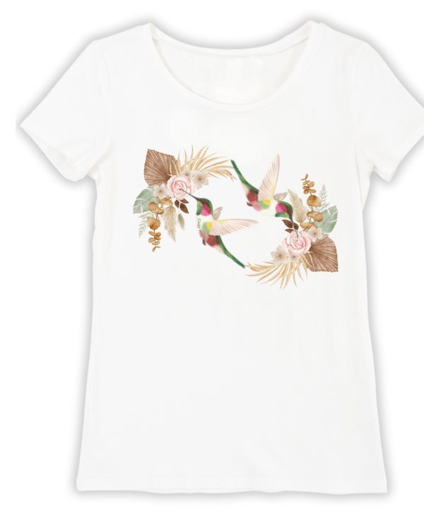 Camiseta con conciencia ecológica sublimada en tela poliéster con colibríes de colores tenues que combinan con tu prenda de vestir favorita o si quieres ir de campo o a la montaña, esta camiseta es ideal para personas con amor por la naturaleza y las aves, insiparada en la flora y la fauna de Ecuador